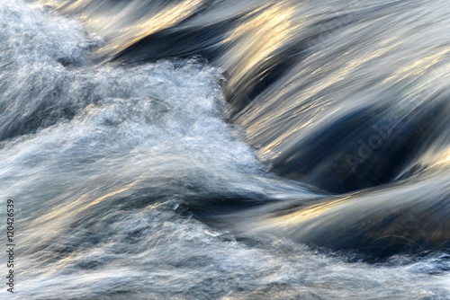 Fließendes Wasser im goldenen Sonnenlicht