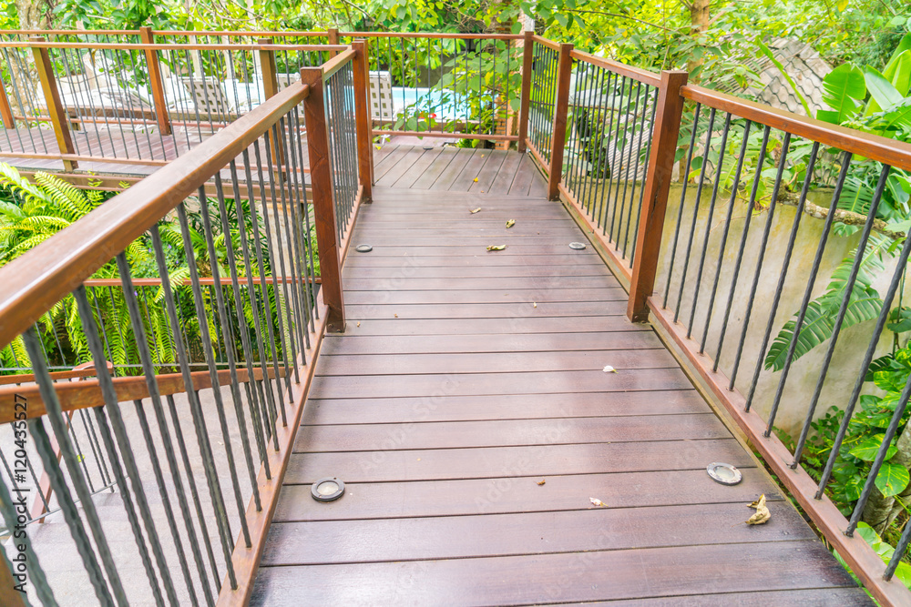 Obraz premium Wood bridge in the garden .