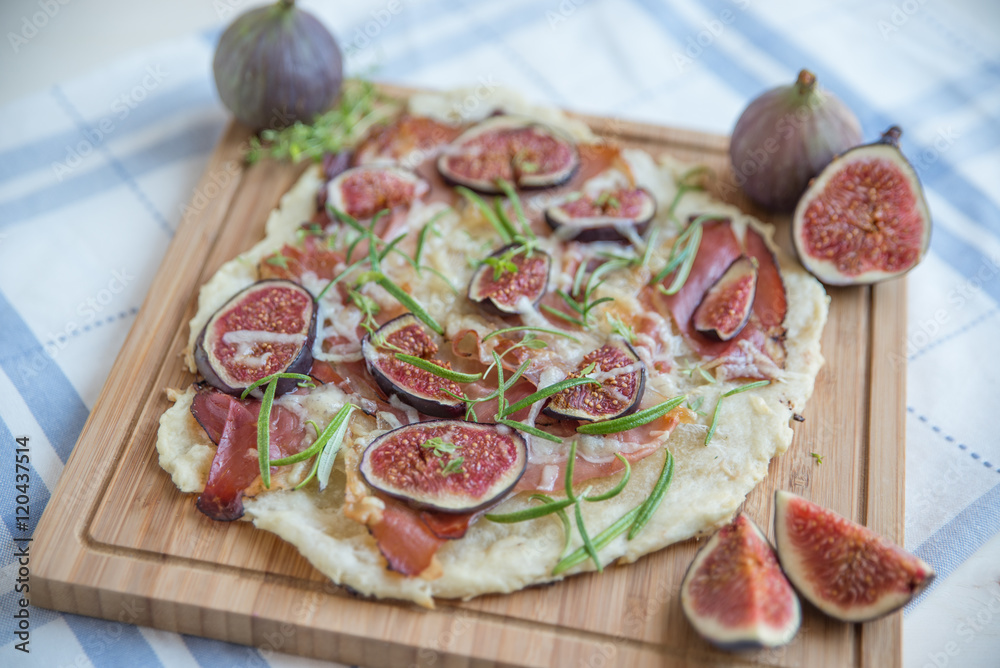 Flammkuchen mit Feigen, Speck und Rosmarin Flammkuchen mit Feigen, Speck und Rosmarin