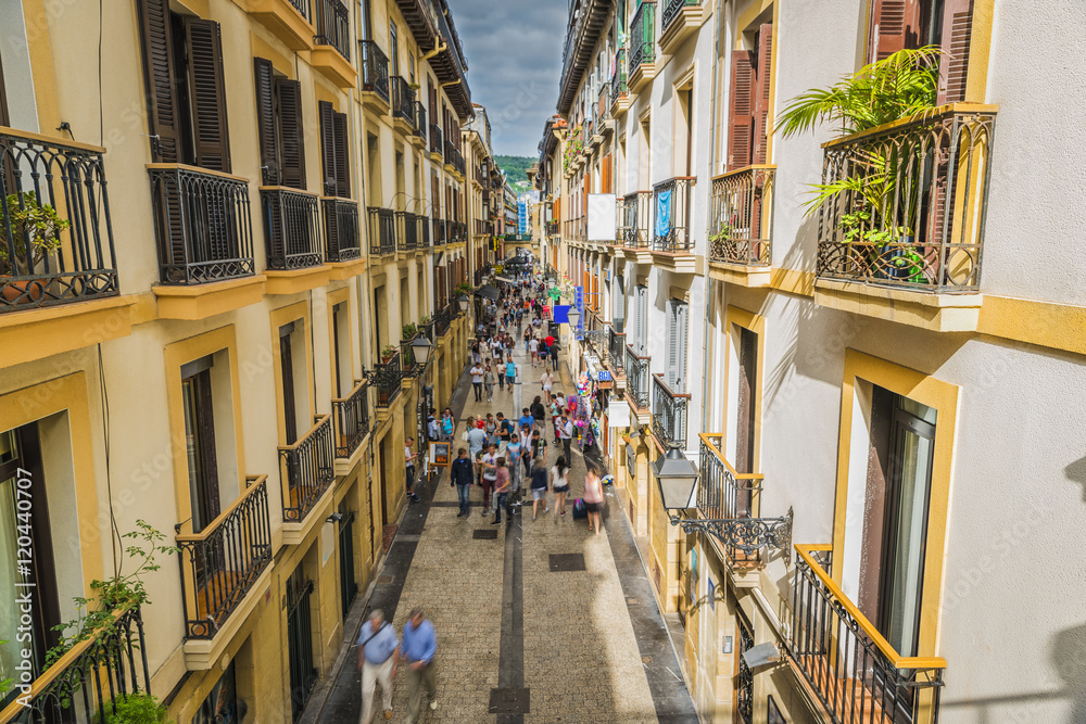 Naklejka premium Wąska ulica pełna ludzi, Stare Miasto San Sebastian - Hiszpania