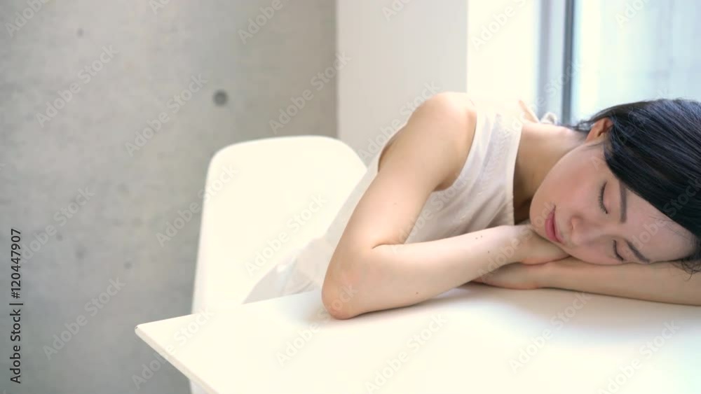 居眠りする女性 居眠りする女性