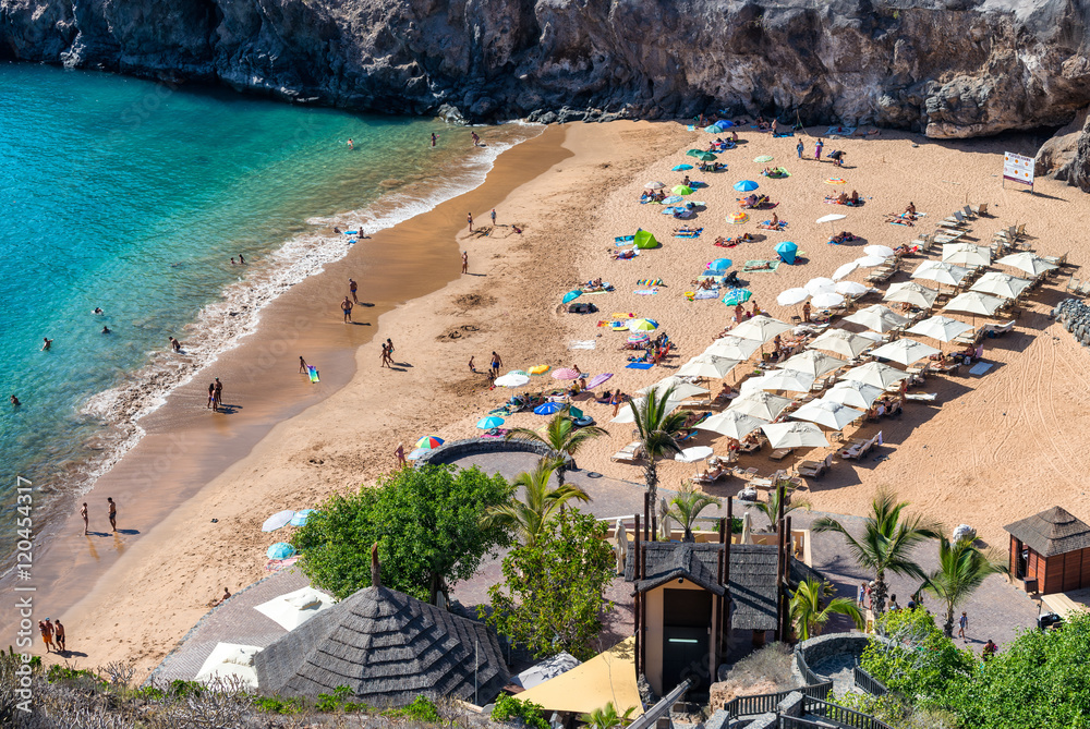 Fototapeta premium TENERIFE, SPAIN - SEPTEMBER 2, 2016: Playa de Abama with tourist