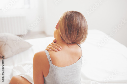 Donna con dolore al collo cervicale o stress photo