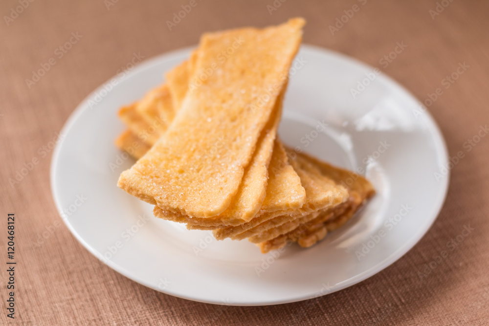 Sliced crispy bread in white ceramic dish.