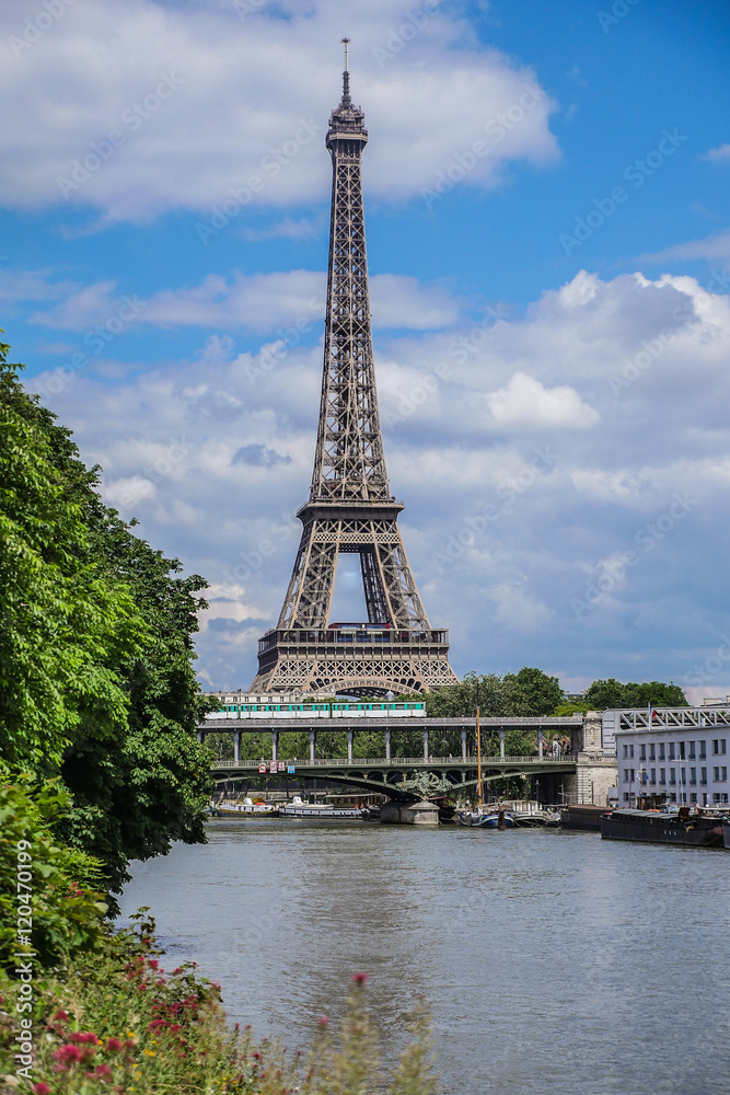 Fototapeta premium Eiffel Tower in Paris with Seine, France