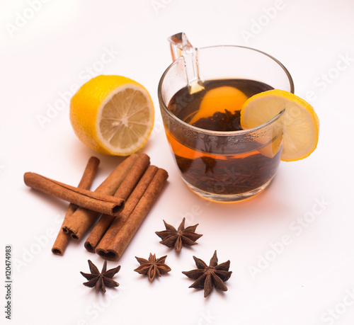 Кружка чая с лимоном, корицей и анисом