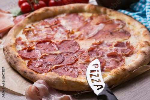 Obraz na plátně Delicious fresh pizza served on wooden table