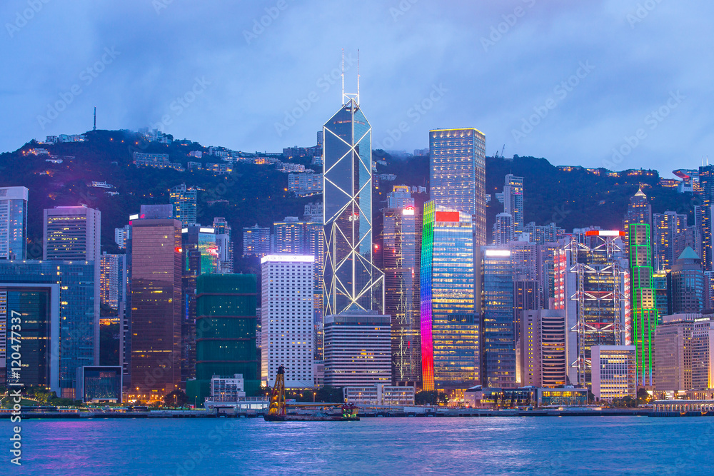 Obraz premium Widok na port Victoria w nocy w Hongkongu