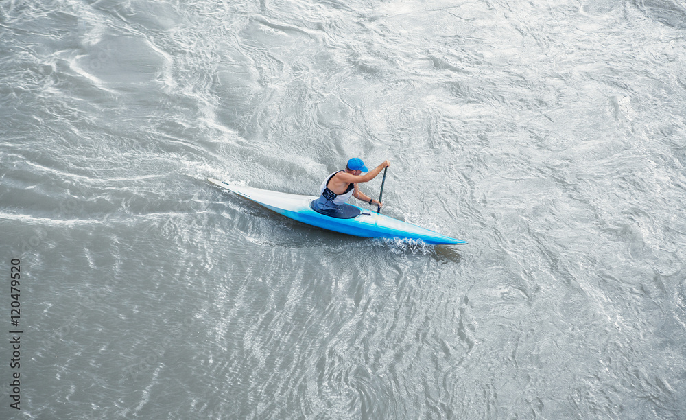 Uomo su kayak o canoa che pagaia