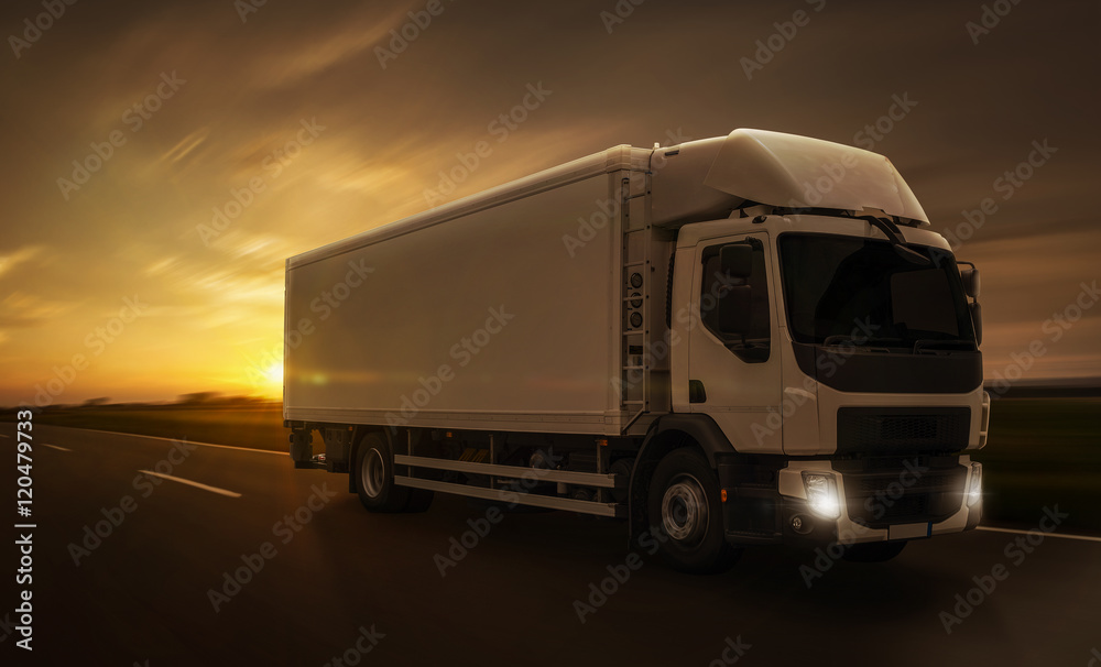 Lastwagen in der Abenddämmerung Lastwagen in der Abenddämmerung