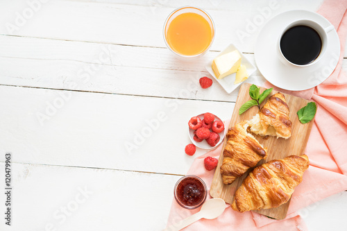 Photo breakfast time with croissants and coffee on wooden table