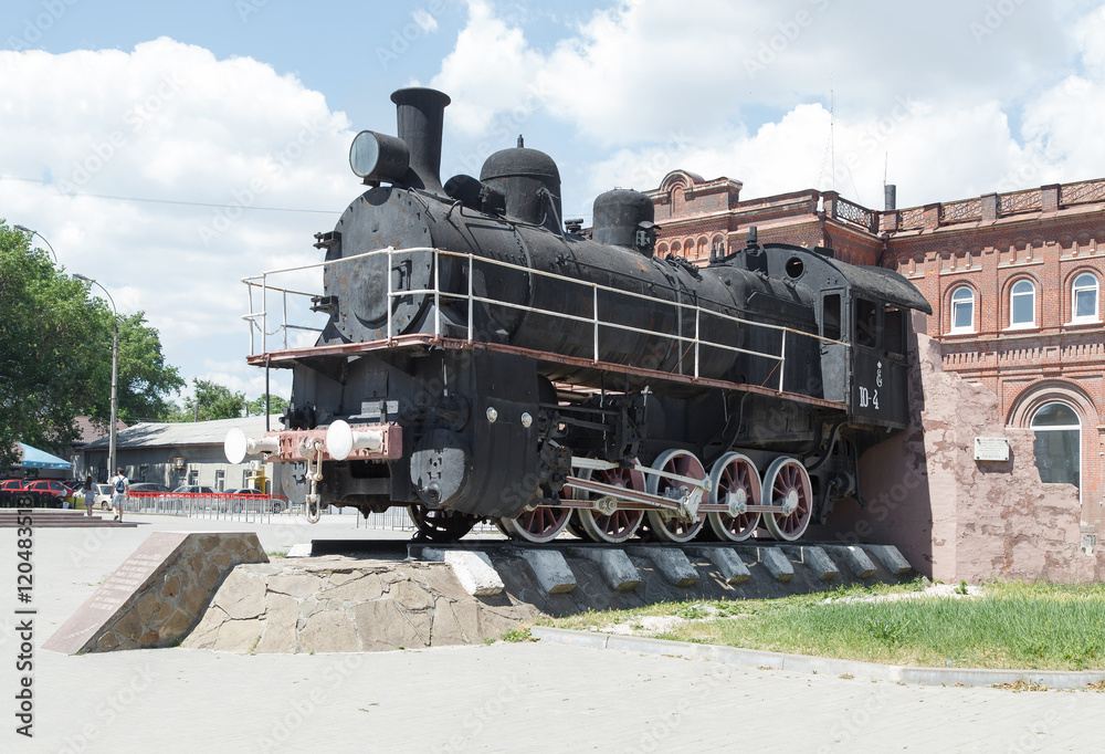 Obraz premium Памятник Старый паровоз ЮП 4504 на площади Восстания. Таганрог, Россия