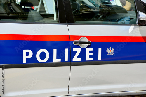 Polizei - Streifenwagen mit Schriftzug POLIZEI