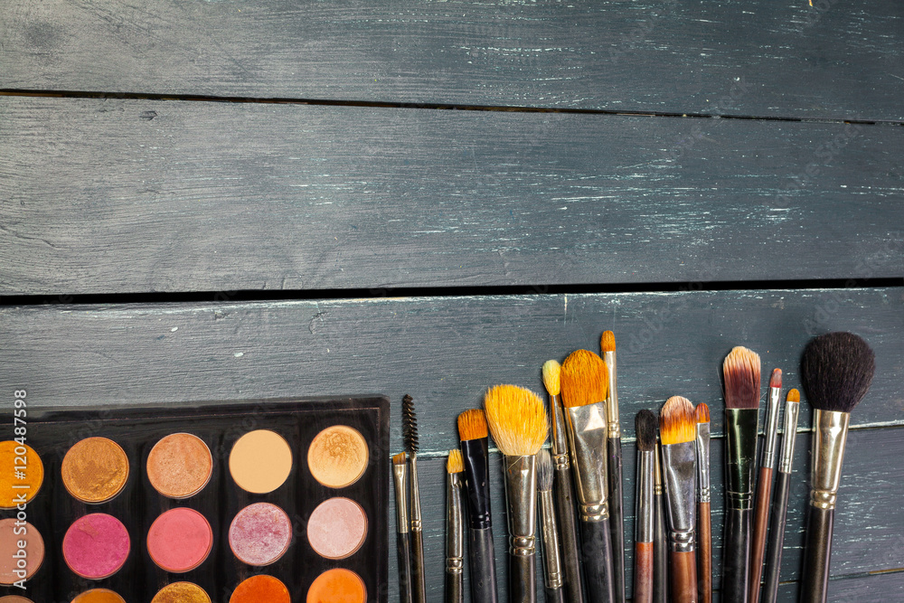 Makeup brushes and make-up eye shadows - obrazy, fototapety, plakaty 