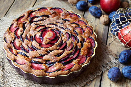 Quadro em tela Wholegrain plum pie, damsonpie on the ceramic plate and wooden table