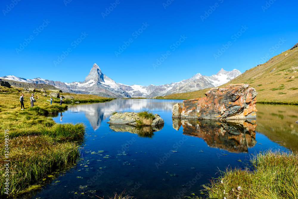 Obraz premium Stellisee - beautiful lake with reflection of Matterhorn - Zermatt, Switzerland