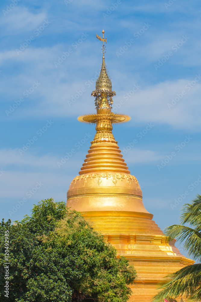 Fototapeta premium Myanmar pagoda golden color in temple at Myawaddy