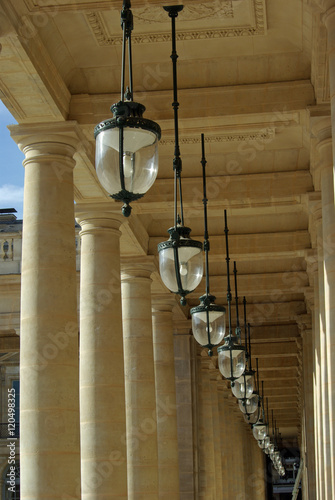 Galerie de Chartres à colonnes et lanternes à Paris, France
