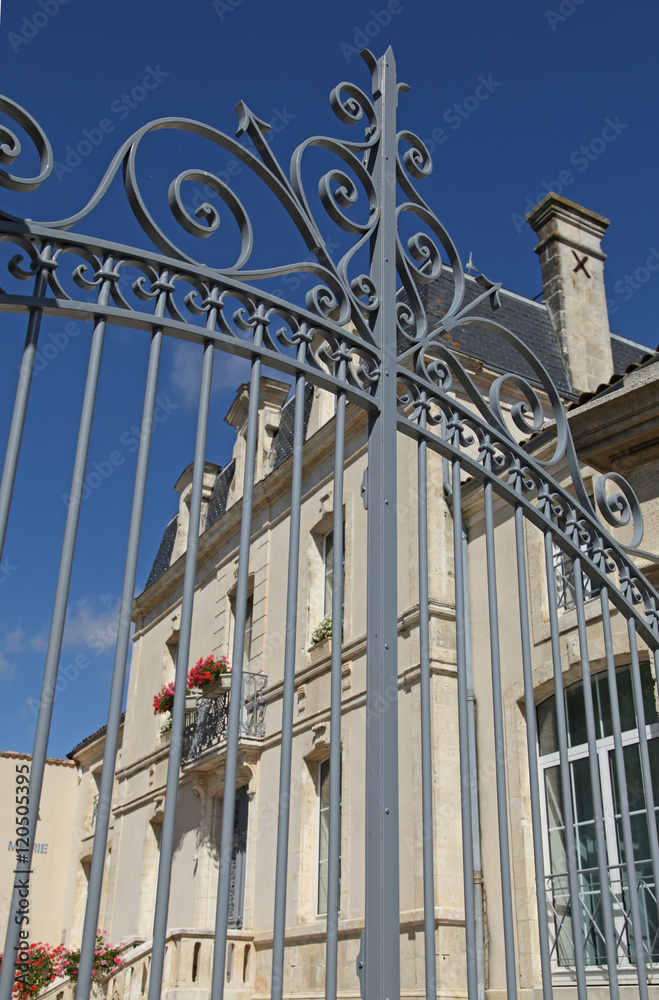 Obraz premium Portail en fer forgé d'une mairie