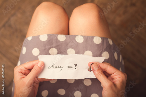 Woman holding a piece of paper with a message