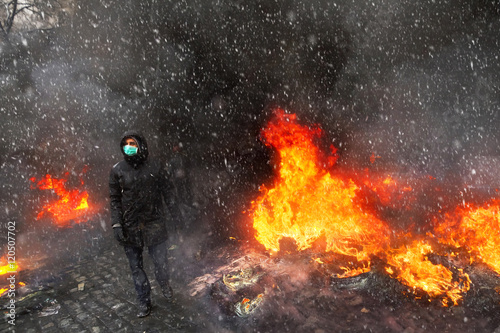 Foto Confronting the government and opposition