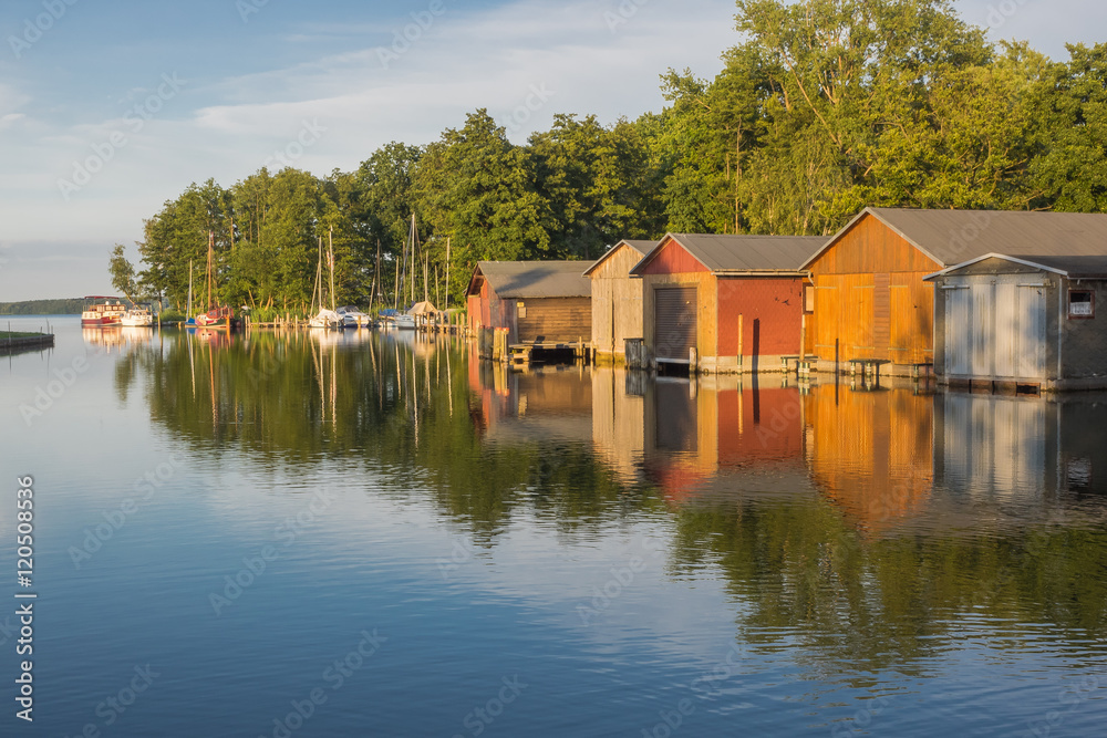 Bootshäuser an der Mündung der Elde in den Plauer See, Mecklenburg-Vorpommern