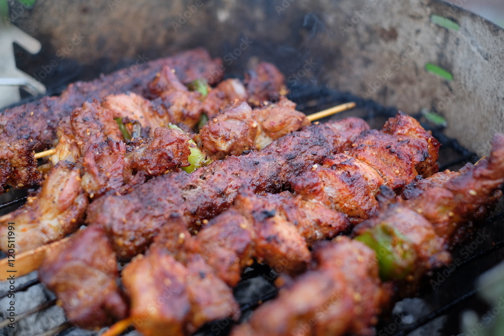 Fleischspieße auf Grillrost