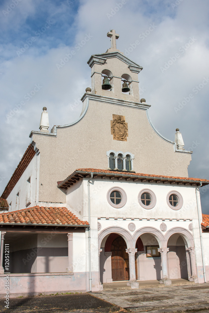 Fototapeta premium Parroquia de San Clemente de Quintueles Asturien Spanien