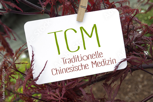 Roter japanischer Ahorn mit TCM Traditionelle chinesische Medizin © Stockwerk-Fotodesign