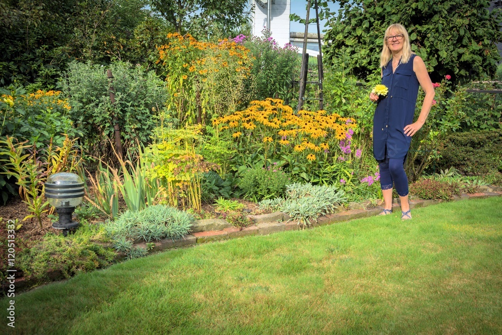 Fototapeta premium Frau im September im Garten