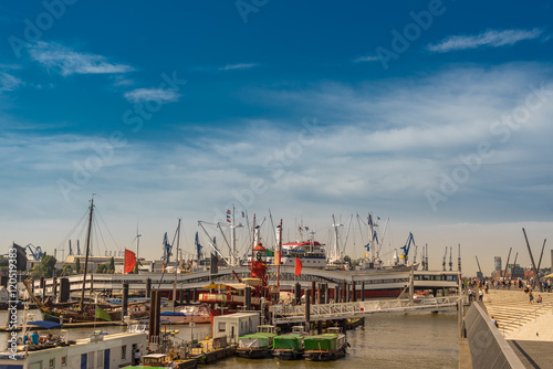 Hafenblick in Hamburg bei der   berseebr  cke