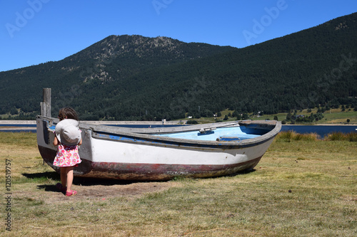 Camille sur le rivage du Lac de Matémale photo