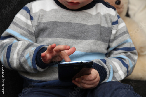 Kind spielt mit smartphone