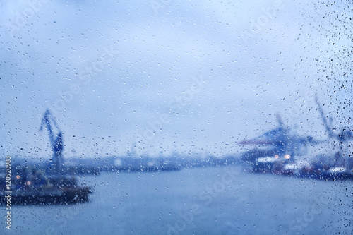 Hamburg Regentropfen am Fenster