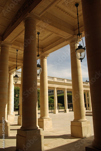 Galerie    colonnes au Palais Royal    Paris  France