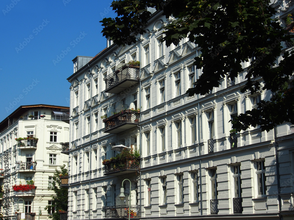 Obraz premium Grünes Berlin: Altbaufassaden im Prenzlauer Berg