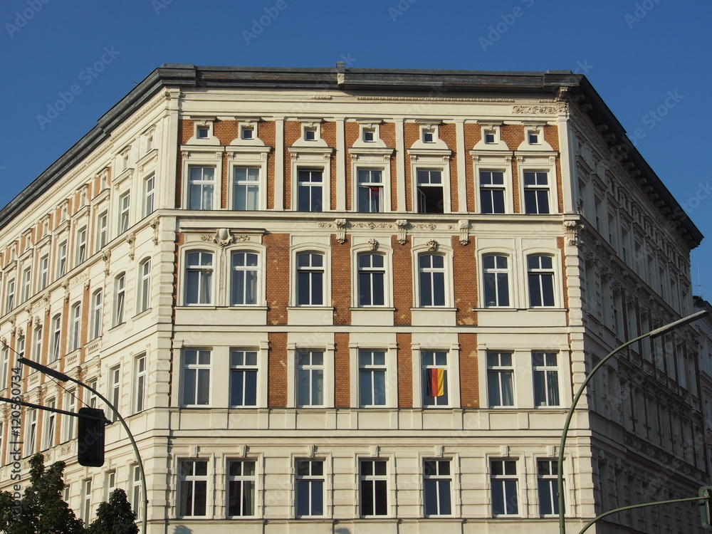 Berlin: Altbaufassaden im Sonnenlicht