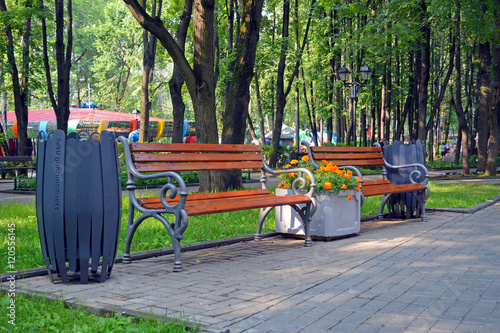 Скамейки в городском парке культуры и отдыха