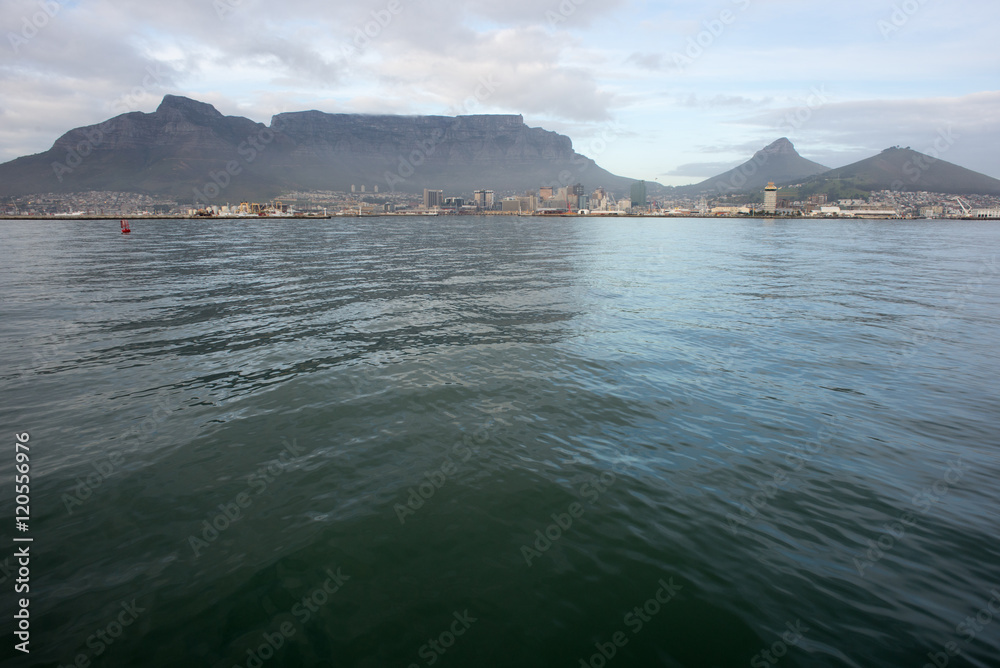 Naklejka premium Table Mountain viewed from the Ocean