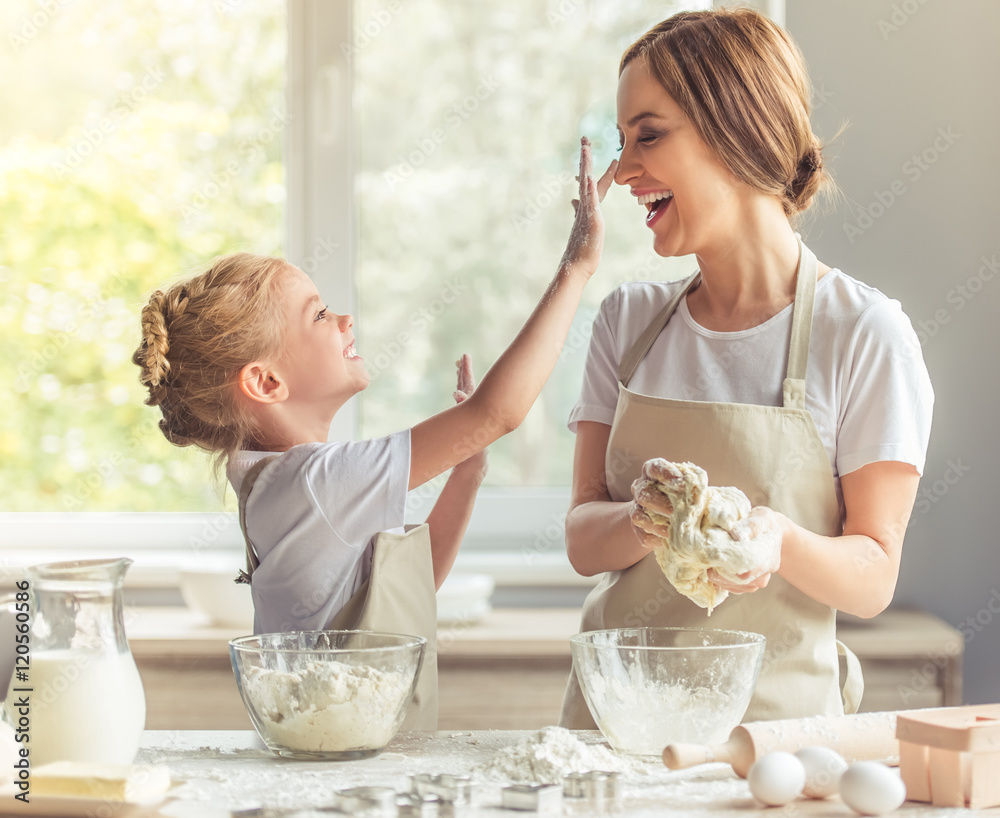 Mother and daughter baking - obrazy, fototapety, plakaty 