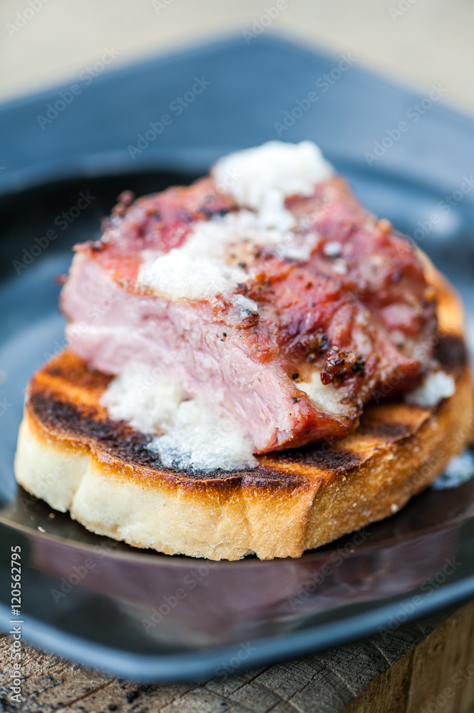A toast with barbecue pork ribs and garlic sauce