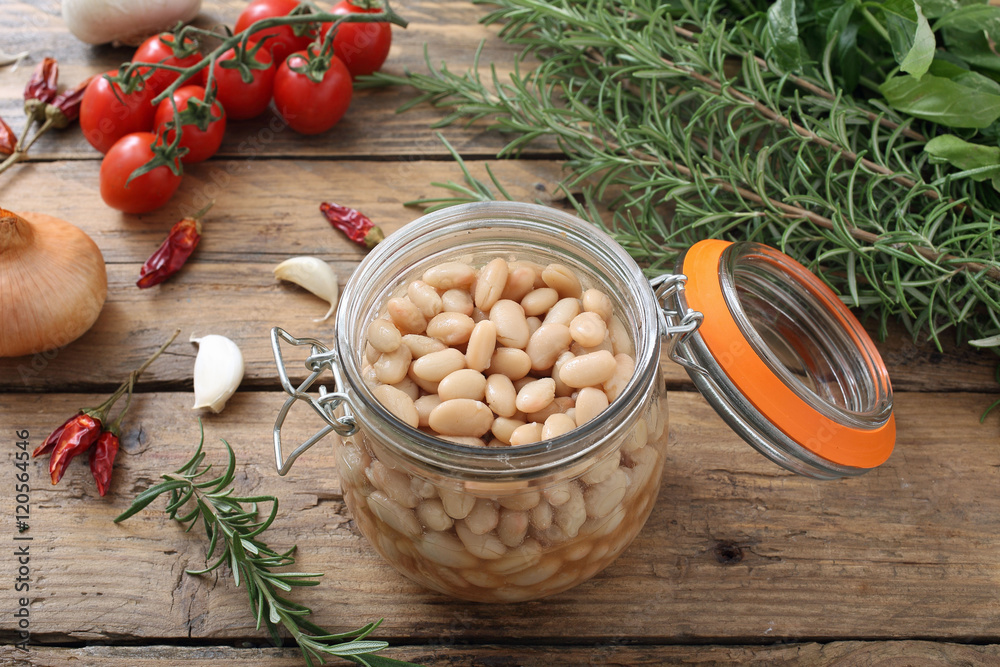fagioli bianchi bolliti in barattolo di vetro sfondo tavolo di cucina rustico fagioli bianchi bolliti in barattolo di vetro sfondo tavolo di cucina rustico