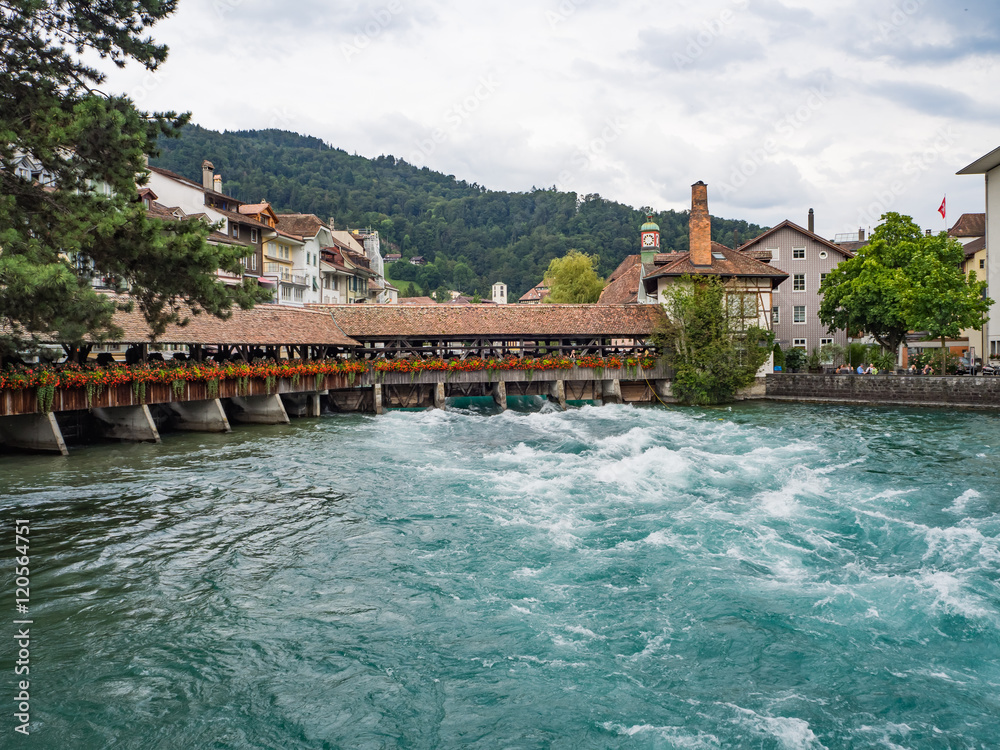 pueblo de Thun con su puente engalanado sobre el río Aare en Suiza OLYMPUS DIGITAL CAMERA