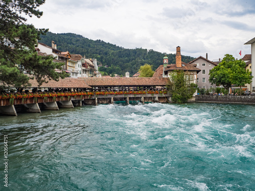 pueblo de Thun con su puente engalanado sobre el río Aare en Suiza OLYMPUS DIGITAL CAMERA photo