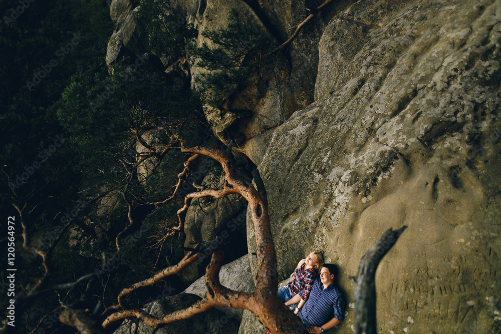 Obraz premium Young beautiful couple in jeans and shirts for a walk in the mou
