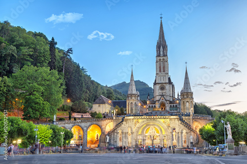 Fényképezés Rosary Basilica in the evening in Lourdes