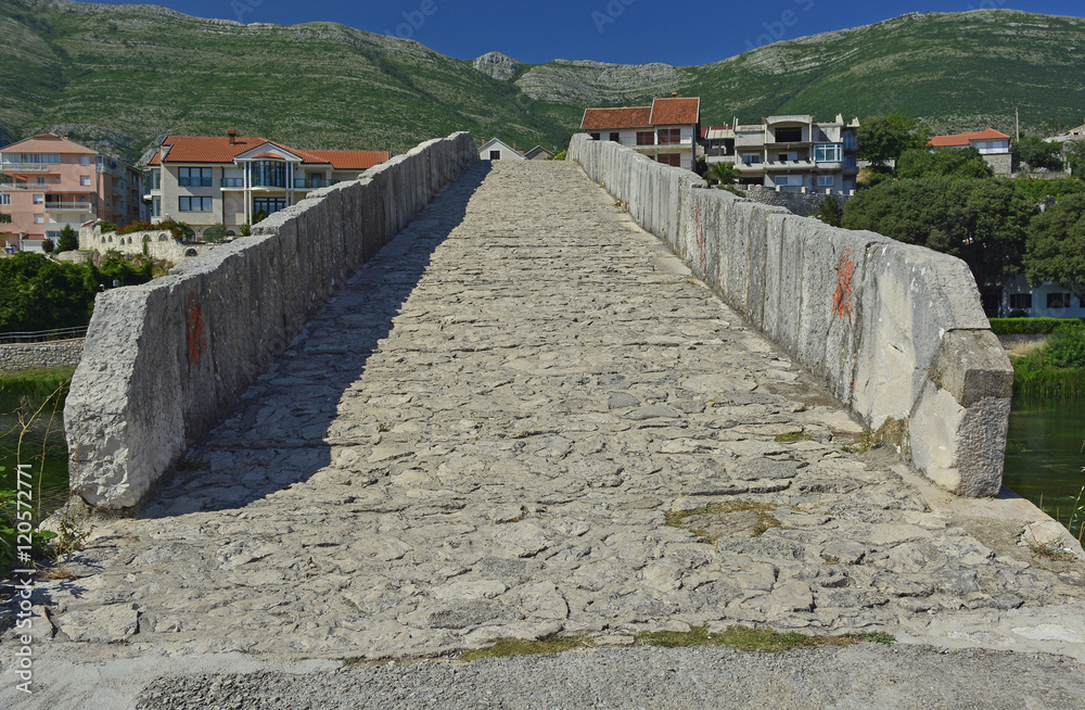 Fototapeta premium Arslanagica Most over Trebisnjica River in Trebinje, Bosnia, also known since 1993 as Perovica Bridge. Built by Ottomans in 1574.