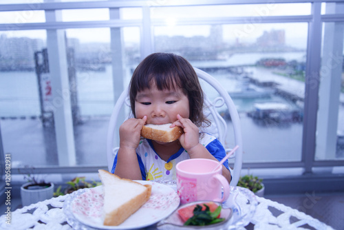 パンを食べる笑顔の子供