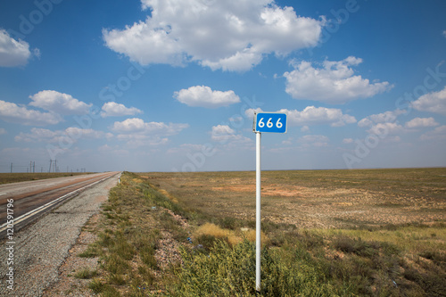 Foto kilometer mark on summer road and cloudy sky background