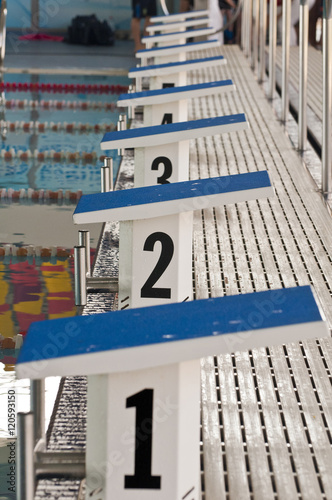 Plataformas de salida en piscina olimpica photo